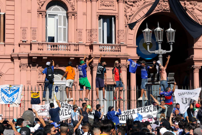 Chaos ensued when police tried to turn away mourners at the president's residence.
